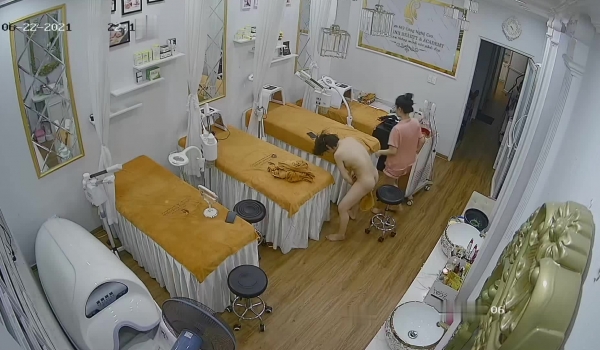稀有黑客破解美容院 ️摄像头偷看女顾客脱光衣服保养乳房和刮阴毛美容师没人的时候偷偷给自己的逼去毛