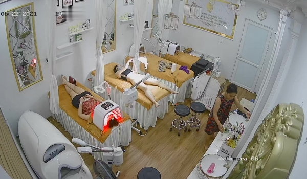 稀有黑客破解美容院 摄像头偷看女顾客脱光衣服保养乳房和刮阴毛
