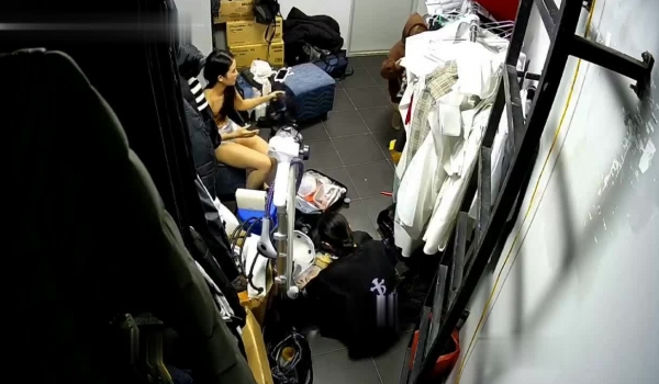 黑客破解摄像头偷拍 ️某剧场后台换衣间的美女们当着男助理面脱换衣服