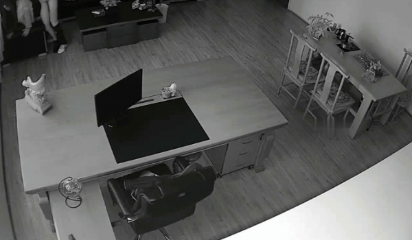 黑客破解摄像头偷拍 ️河北某摄影店女老板 年纪30左右 在公司办公室与2名男子长达两年偷情记录