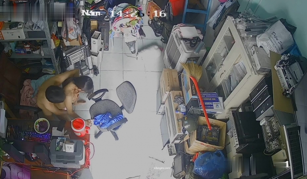 黑客破解摄像头监控偷拍 电脑维修店内夫妻口爆啪啪 超刺激！