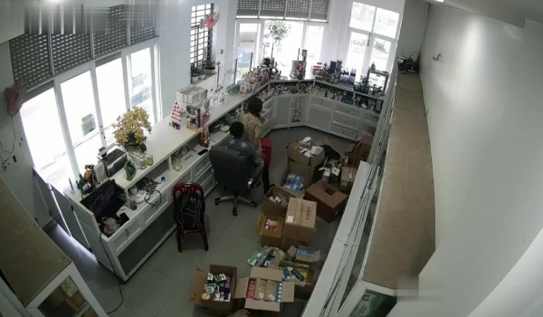 黑客【破解摄像头】媳妇晚上兽性大发强行扒光睡沙发上的老公 交公粮被拒