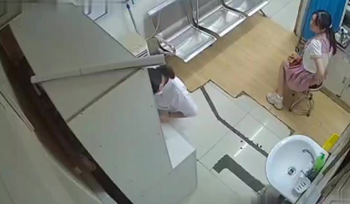 黑客破解医院路边药店诊疗室摄像头偷拍 ️打针的小姐姐连打2针 捂着屁股出门  