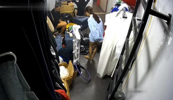 黑客破解摄像头偷拍 ️某剧场后台换衣间的美女们当着男助理面脱换衣服