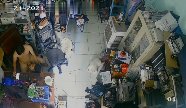黑客破解摄像头监控偷拍 电脑维修店内夫妻口爆啪啪 超刺激！