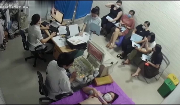 黑客破解医院B超室监控偷拍 ️某公司安排女员工进行乳房检查和医生护士上岗前换衣服