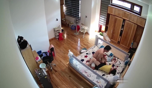 黑客破解摄像头偷拍 ️老公下班回来看见正在吸奶哺乳的媳妇按捺不住原始兽欲来一发