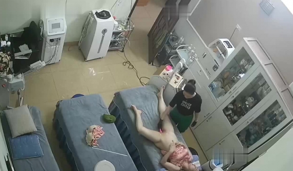 黑客破解美容院监控摄像头偷拍 ️两个颜值还可以的少妇逼逼激光去毛毛