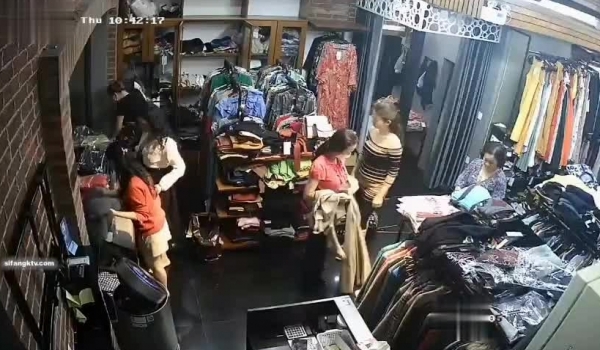 黑客破解摄像头 ️监控偷拍三个服装店内摄像头记录试衣过程