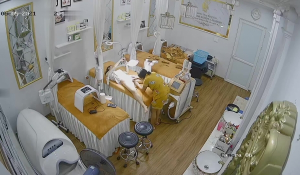 稀有黑客破解美容院 摄像头偷看女顾客脱光衣服保养乳房和刮阴毛