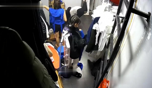 黑客破解摄像头偷拍 ️某剧场后台换衣间的美女们当着男助理面脱换衣服