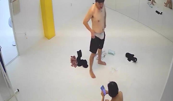 黑客破解健身馆监控摄像头偷拍 瑜伽女教练和老板在地板一字马啪啪
