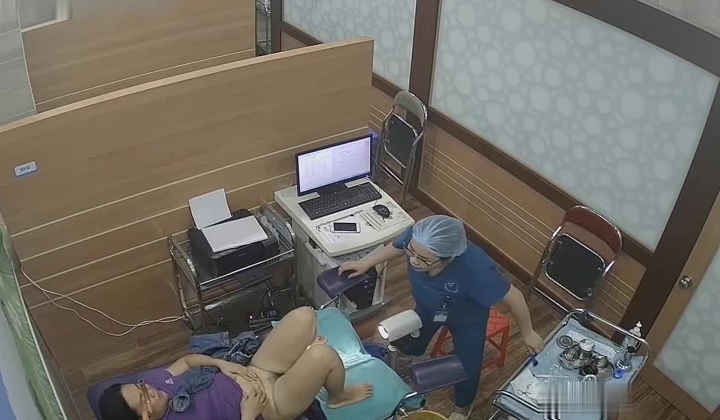 黑客破解医院摄像头偷窥妇科诊疗室络绎不绝来做阴道检查的少妇