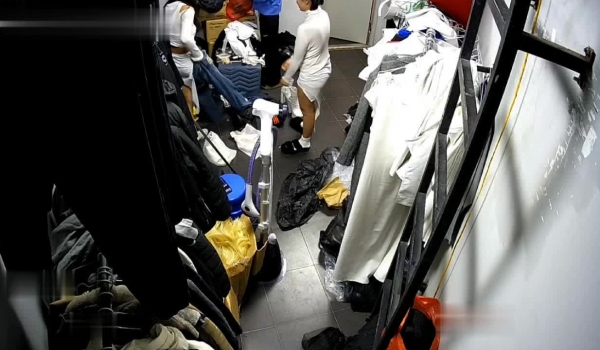 黑客破解摄像头偷拍 ️某剧场后台换衣间的美女们当着男助理面脱换衣服
