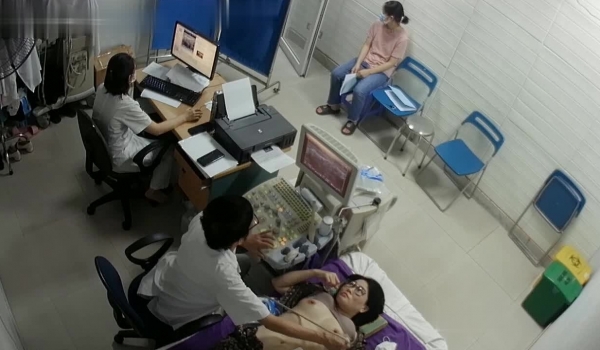 黑客破解医院妇科监控摄像头偷拍 男医生做B超阴超磨蹭温柔插入眼镜少妇不好意思看