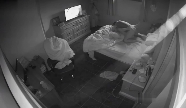 家庭摄像头黑客入侵控制强开真实偸拍居家隐私生活大曝光 骚姐姐寂寞难耐边看手机黄片边用跳蛋自慰