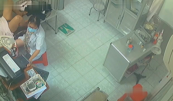 黑客破解医院妇科监控摄像头偷拍 男医生做B超阴超磨蹭温柔插入眼镜少妇不好意思看