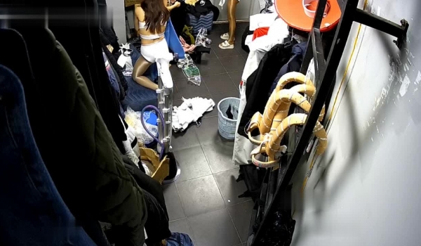 黑客破解摄像头偷拍 ️某剧场后台换衣间的美女们当着男助理面脱换衣服