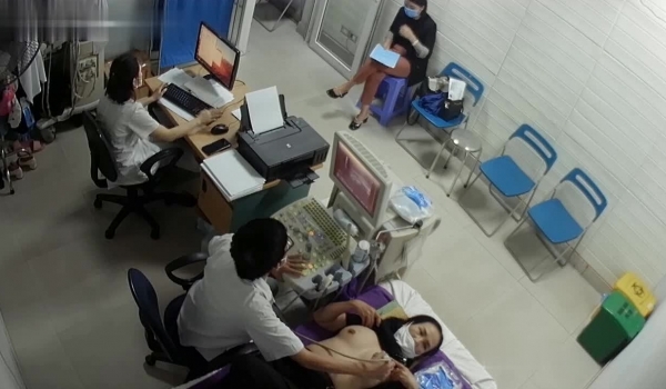 黑客破解医院妇科监控摄像头偷拍 男医生做B超阴超磨蹭温柔插入眼镜少妇不好意思看