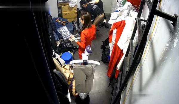 黑客破解摄像头偷拍 ️某剧场后台换衣间的美女们当着男助理面脱换衣服