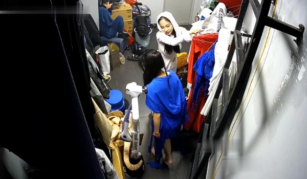 黑客破解摄像头偷拍 ️某剧场后台换衣间的美女们当着男助理面脱换衣服