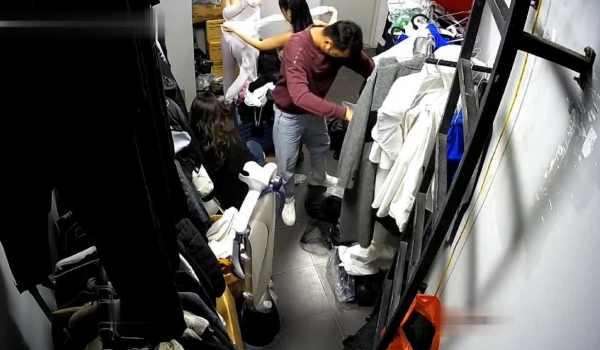 黑客破解摄像头偷拍 ️某剧场后台换衣间的美女们当着男助理面脱换衣服