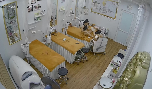 稀有黑客破解美容院 ️摄像头偷看女顾客脱光衣服保养乳房和刮阴毛美容师没人的时候偷偷给自己的逼去毛