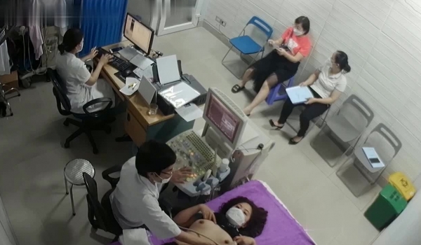 黑客破解医院妇科监控摄像头偷拍 男医生做B超阴超磨蹭温柔插入眼镜少妇不好意思看