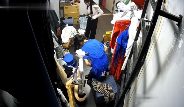 黑客破解摄像头偷拍 ️某剧场后台换衣间的美女们当着男助理面脱换衣服