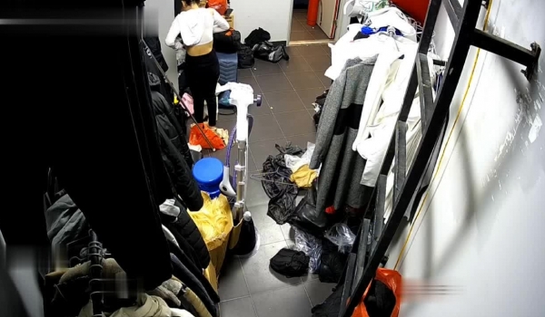 黑客破解摄像头偷拍 ️某剧场后台换衣间的美女们当着男助理面脱换衣服
