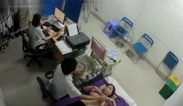 黑客破解医院妇科监控摄像头偷拍 男医生做B超阴超磨蹭温柔插入眼镜少妇不好意思看