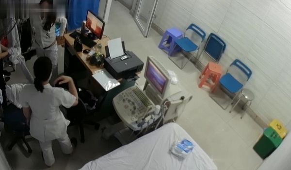 黑客破解医院妇科监控摄像头偷拍 男医生做B超阴超磨蹭温柔插入眼镜少妇不好意思看