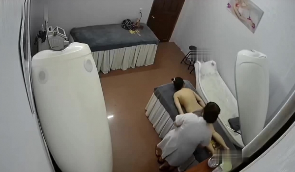 黑客破解美容院摄像头 偷拍女顾客脱光衣服激光雷射.脱毛护理