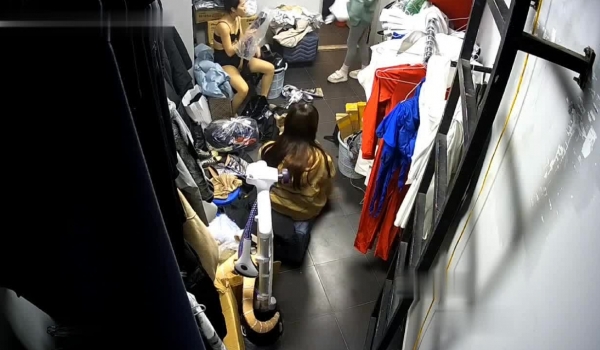 黑客破解摄像头偷拍 ️某剧场后台换衣间的美女们当着男助理面脱换衣服