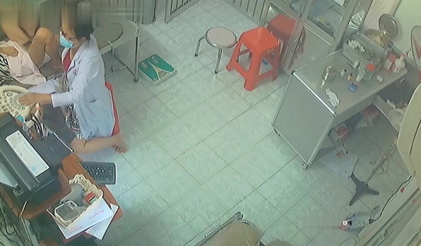 黑客破解医院妇科监控摄像头偷拍 男医生做B超阴超磨蹭温柔插入眼镜少妇不好意思看