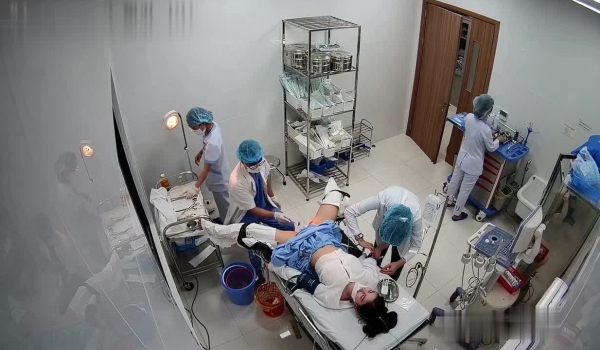 黑客破解医院摄像头偷拍 ️人工流产手术 捂住脸全麻手术任人摆布