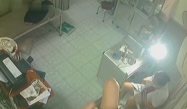 黑客破解医院妇科监控摄像头偷拍 男医生做B超阴超磨蹭温柔插入眼镜少妇不好意思看