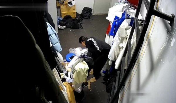 黑客破解摄像头偷拍 ️某剧场后台换衣间的美女们当着男助理面脱换衣服