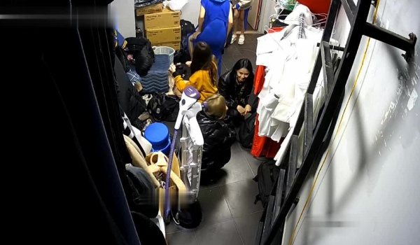 黑客破解摄像头偷拍 ️某剧场后台换衣间的美女们当着男助理面脱换衣服