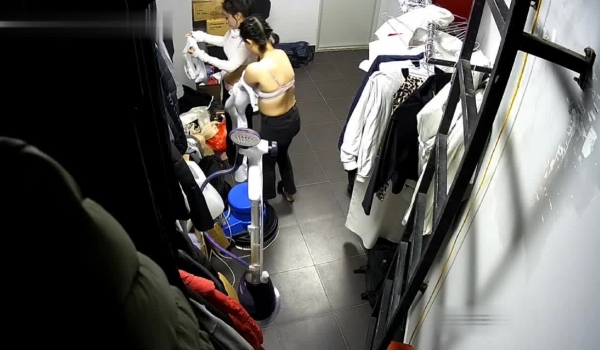 黑客破解摄像头偷拍 ️某剧场后台换衣间的美女们当着男助理面脱换衣服