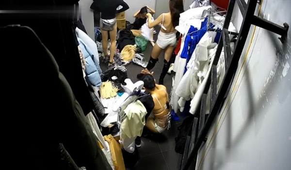 黑客破解摄像头偷拍 ️某剧场后台换衣间的美女们当着男助理面脱换衣服
