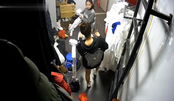 黑客破解摄像头偷拍 ️某剧场后台换衣间的美女们当着男助理面脱换衣服