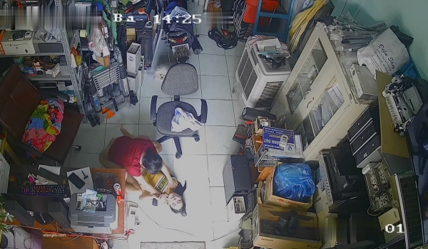 黑客破解摄像头监控偷拍 电脑维修店内夫妻口爆啪啪 超刺激！