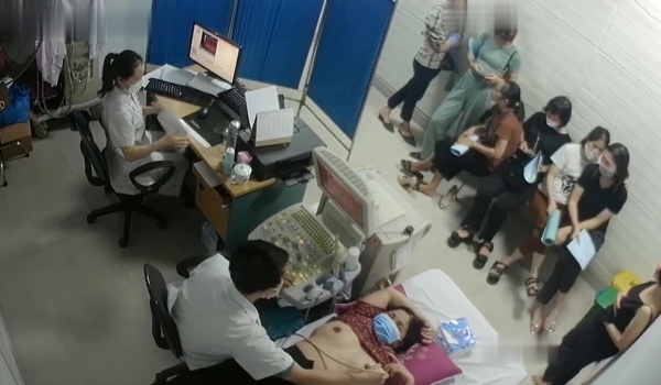 黑客破解医院妇科监控摄像头偷拍 男医生做B超阴超磨蹭温柔插入眼镜少妇不好意思看