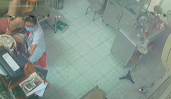 黑客破解医院妇科监控摄像头偷拍 男医生做B超阴超磨蹭温柔插入眼镜少妇不好意思看