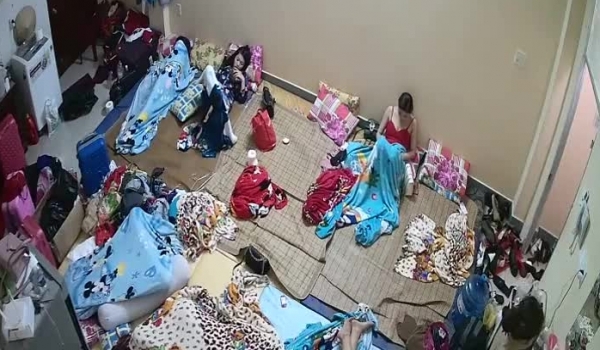 黑客破解监控偷拍 传销窝点多位美女换衣服睡觉