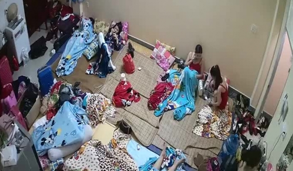 黑客破解 ️按摩美容院夜总会小姐宿舍监控偷拍私密生活日常更衣