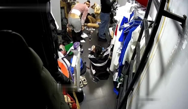 黑客破解摄像头偷拍 ️某剧场后台换衣间的美女们当着男助理面脱换衣服