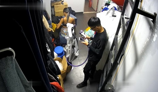 黑客破解摄像头偷拍 ️某剧场后台换衣间的美女们当着男助理面脱换衣服