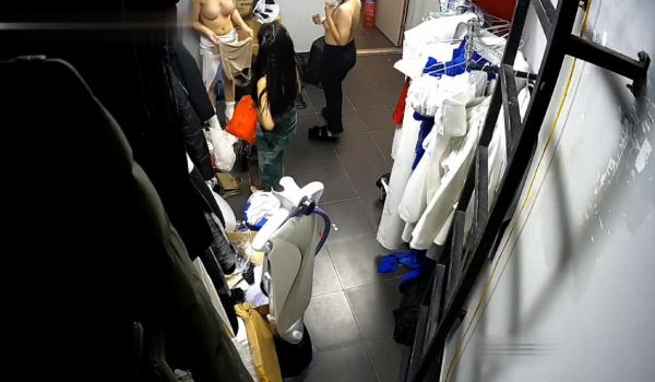 黑客破解摄像头偷拍 ️某剧场后台换衣间的美女们当着男助理面脱换衣服